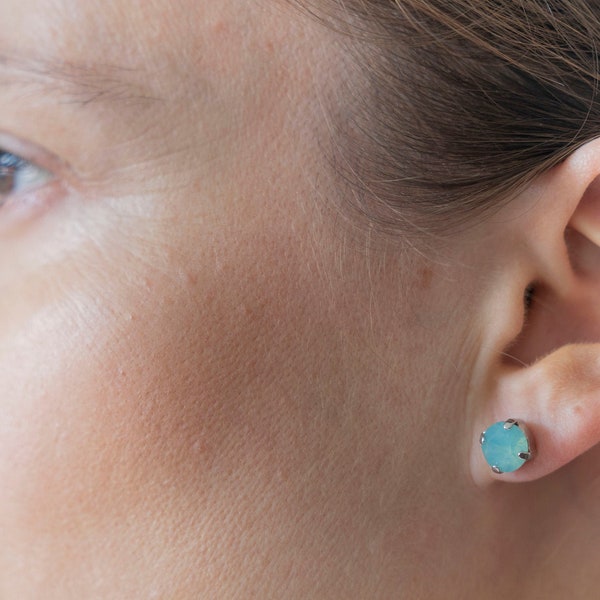 Boucles d'oreilles Swarovski Crystal Pacific Opal, Boucles d'oreilles Blue Stud, Boucles d'oreilles minimalistes de demoiselle d'honneur, Boucles d'oreilles Dainty Silver, Boucles d'oreilles Round Stud