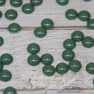 Cabochão de sálvia solto de 8 mm, cobochão de nácar precioso para configuração, cabochão de parte traseira plana, cabochão de atacado, cabochão verde de 8 mm