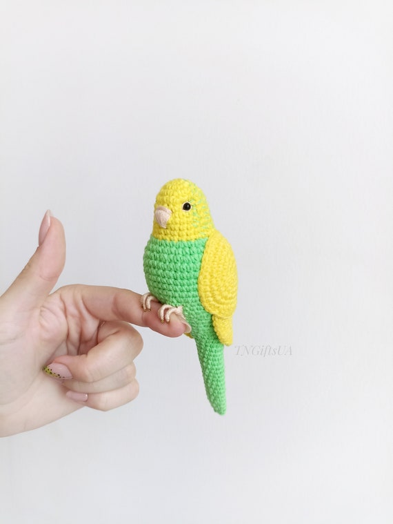 かぎ針編みのインコの編みぐるみおもちゃ、緑と黄色のセキセイインコの