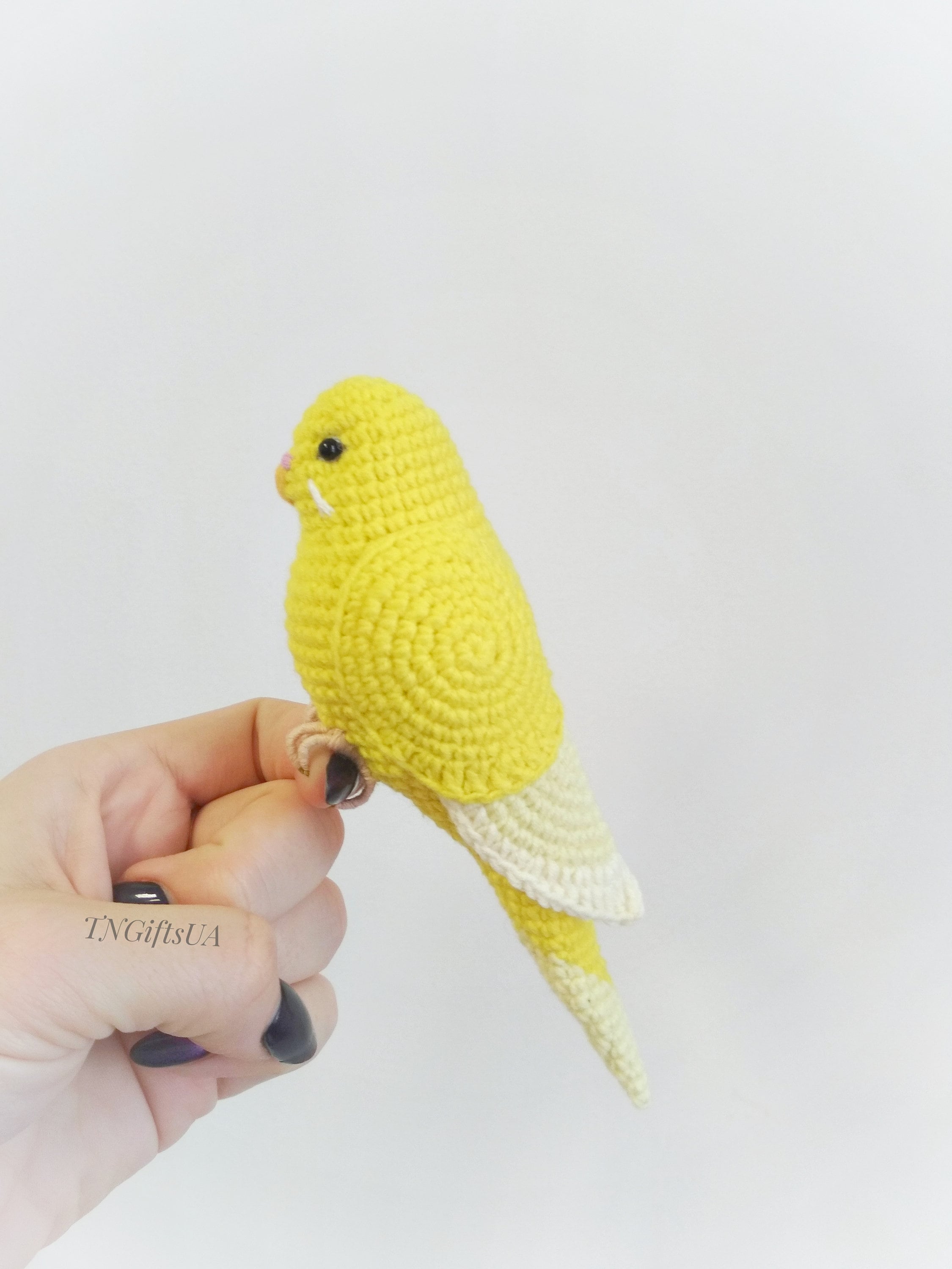 かぎ針編みの黄色いセキセイインコのぬいぐるみ：パーソナライズされた