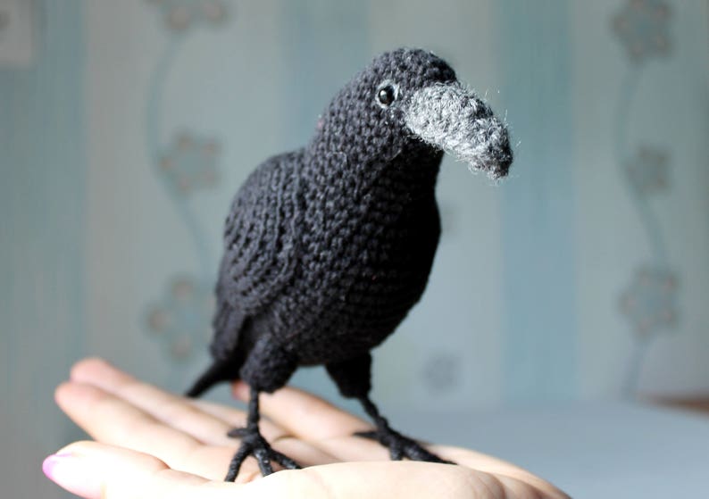 Вязаная ворона. Ворона крючком. Вязаные игрушки ворона. Вязаные игрушки вороны. Ворон крючком.