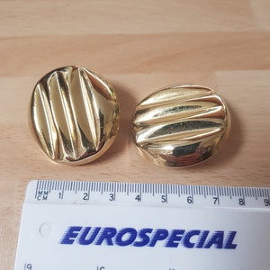 vintage lacquered gold tone tart pie style earrings clip on light piece 1960s gold tone kitsch pieces
