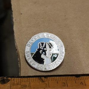 Vintage Devon Schafe Hundeabzeichen Emaille Stück seltenes Objekt Souvenir 1950er Jahre Stück Gesellschaft Hunderasse Stück