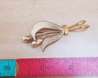 vintage floral flower mid century minimalist jewellery item unusual piece 1950s floral pearl item