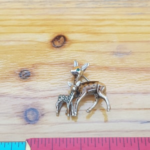 vintage mummy deer and baby deer brooch badge piece jewellery metal item unusual 1950s mid century piece