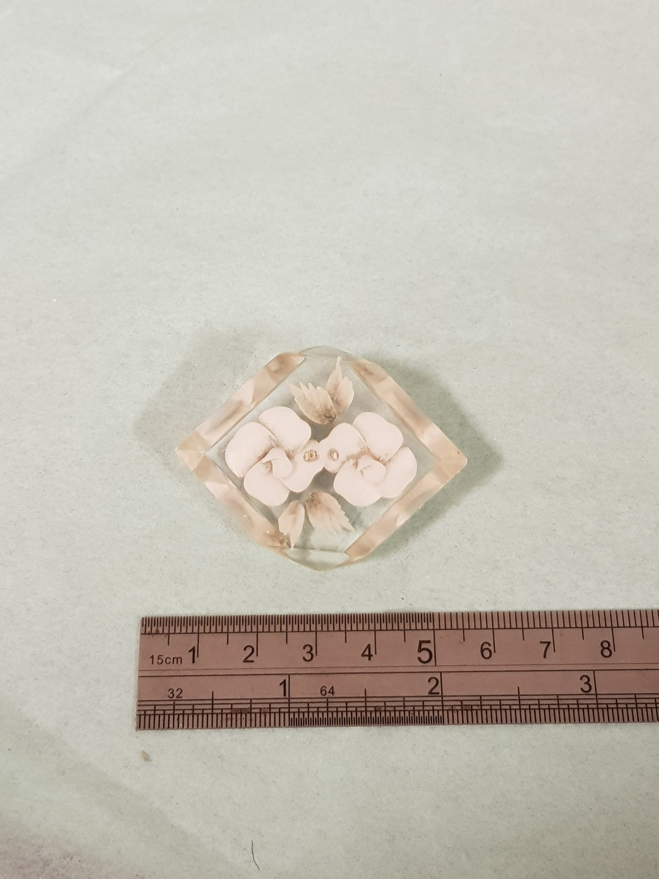 Broche Ancienne Vintage En Lucite - Décor Floral Blanc Et Roses - Occasion - Accessoire Rétro Pour Manteau Ou Veste