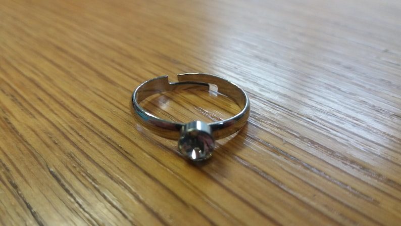 Autumn Wardrobe US 7 UK N Vintage Silvertone Crystal Ring Kitsch Chic