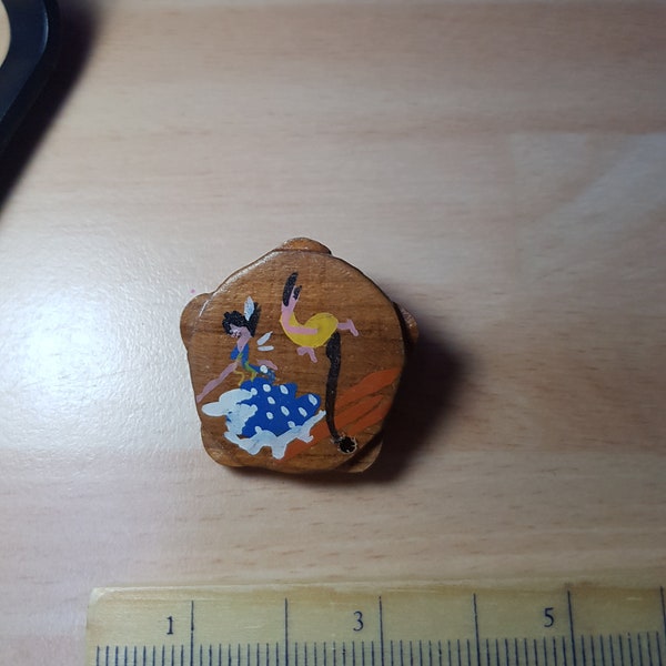 Vintage 1930 madera pintado a mano España broche de recuerdo español insignia kitsch pieza uno fuera del diseño bailando arte popular