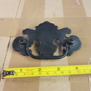 antik 1900-tal svart metall järnhandtag dörrstycke garderobslådor smed järnbruksstycke fint