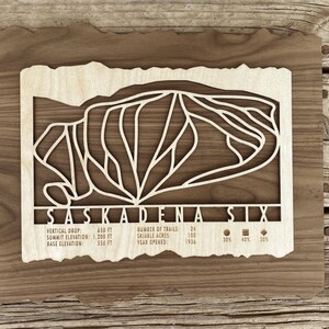 Saskadena Six Ski Decor Map Art Gift pour les skieurs et les snowboarders - Vermont Ski Art-Ski Decor - Mountain Art pour votre maison de ski
