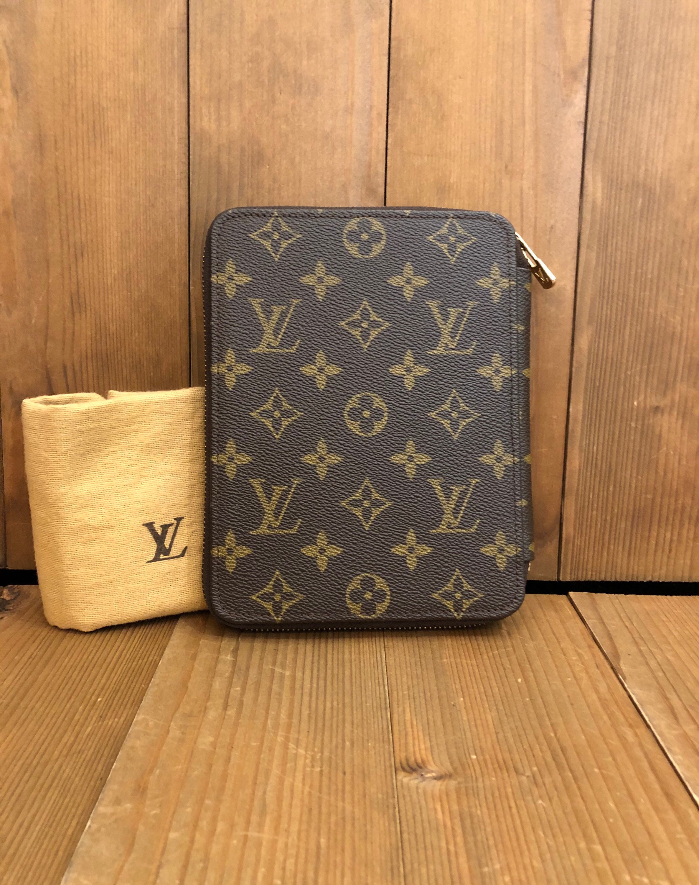 Louis Vuitton Monogram Canvas Couverture Zippy Passport Holder - Yoogi's  Closet