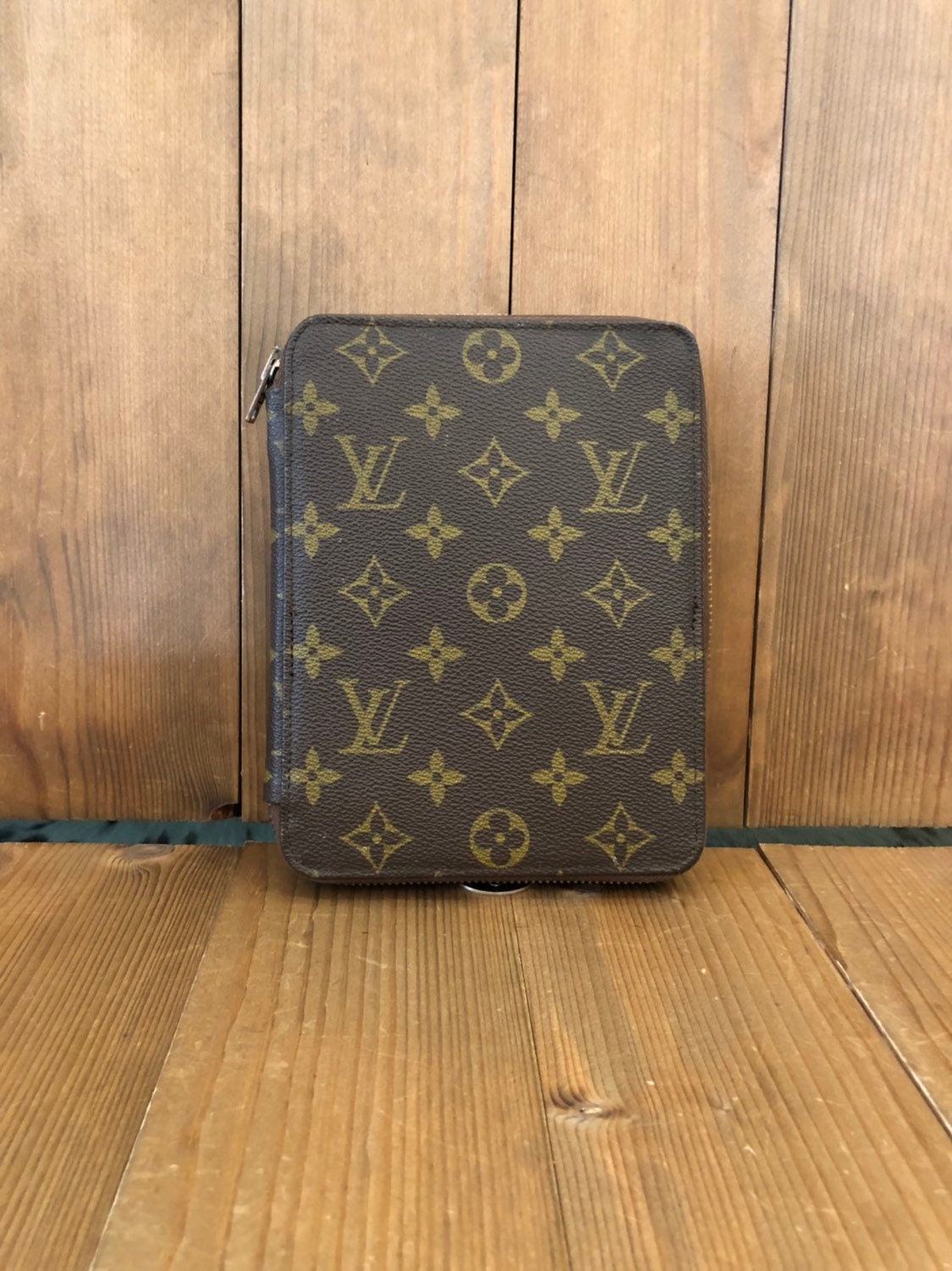 louis vuitton server books for waitress