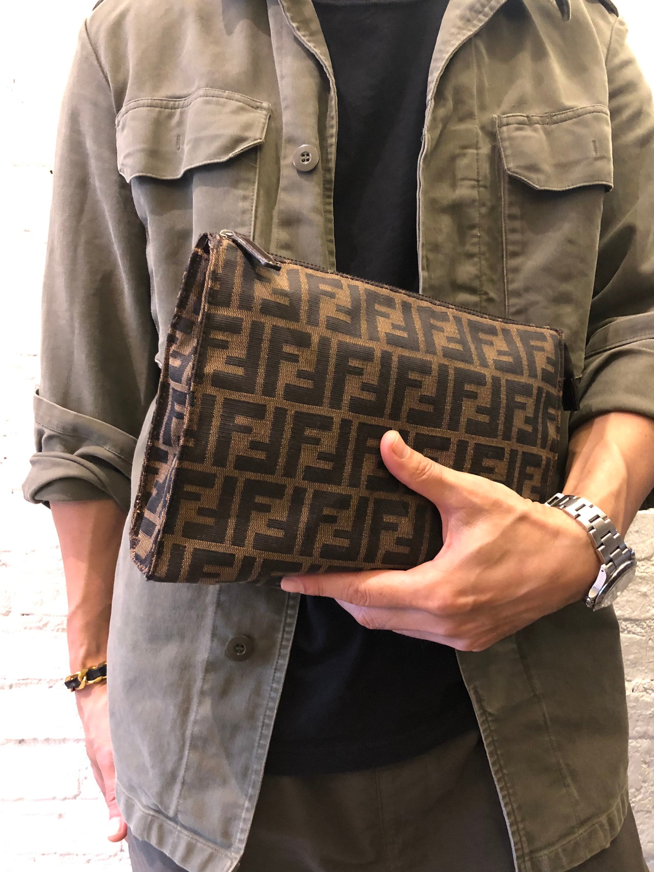 Pochette grande con catena tracolla Fendi - Abbigliamento e Accessori In  vendita a Brescia