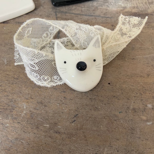 Broche renard des neiges blanc en céramique