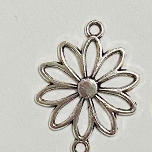 8 Daisy Flower Connectors Silver 2 Loops (20806)