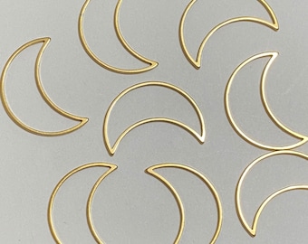 5 Gold Crescent Moon Open Cut Out Pendant 25mm Celestial (20297)