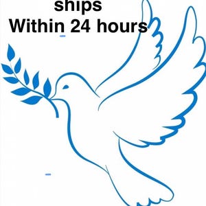 Op de afbeelding: Een blauwe lijntekening van een vliegende duif die een olijftak in de snavel houdt. De tekst boven de duif luidt "ships Within 24 hours" in een vetgedrukt, zwart, schreefloos lettertype op een effen witte achtergrond.