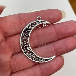 4 Große Silberne Halbmonde mit 2 Schleifen Tibetin Style Filigree (21473)