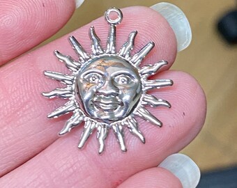 10 Silver Platinum Sun Face Charm Pendant (21404)