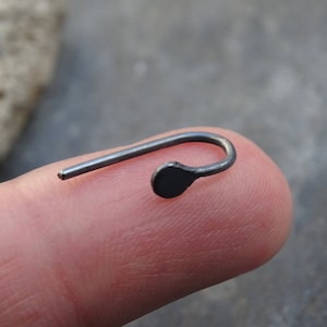 Piccoli cerchi d'argento, mini orecchini ossidati.