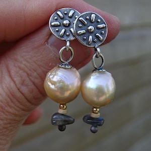 Barocke Perlenohrringe,goldene lachsfarbene Perlenohrringe,Silberperlenohrringe,Hochzeitsperlenohrringe,Perlenohrringe mit Labradorit