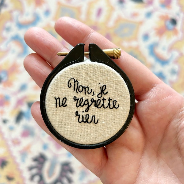 Non, Je Ne Regrette Rien // Mini Handstickerei Hoop Art