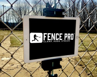 Soporte de valla para iPad Fence Pro™: abrazadera de cadena para tableta, ideal para béisbol, sóftbol, tenis, fútbol, pickleball, fútbol americano, deportes y más.
