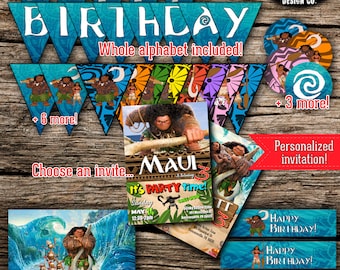 Op de afbeelding: Een printbare set Moana-thema feestdecoraties, inclusief een banner met de tekst "Happy Birthday", een gepersonaliseerde uitnodiging en een poster van 152,4 cm x 101,6 cm met Maui. De set bevat ook 6 extra bannervlaggen en 3 extra ronde stickers.