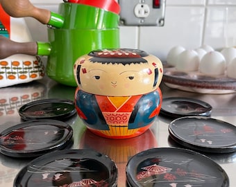 Vintage Japanse Kokeshi-pop Met Lakwerk En 6 Houten Onderzetters