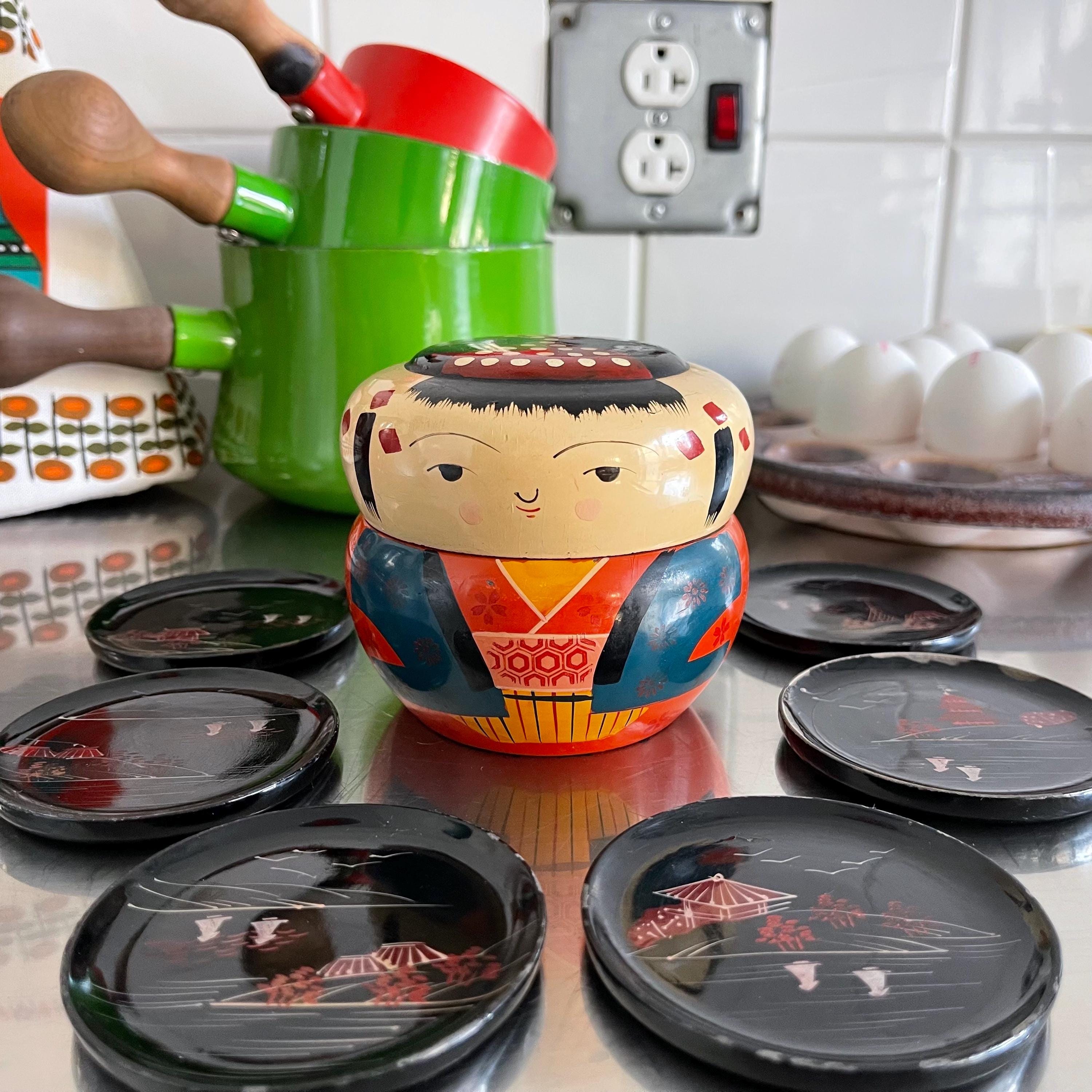 Vintage Japanse Kokeshi-pop Met Lakwerk En 6 Houten Onderzetters
