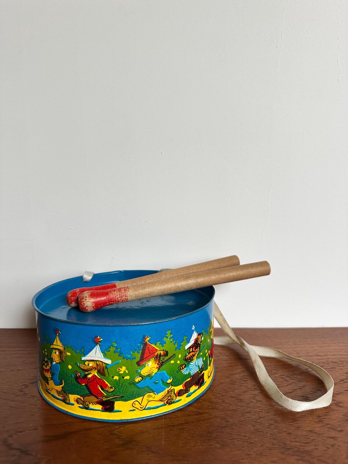 Tin Toy Childs Drum with Sticks Vintage Fifties, foto 1 di 5