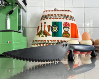 Koziol Coco Cake Knife Design Person & Hansen Plastic Vintage Black Dog