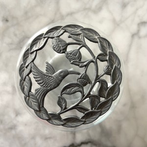Op de afbeelding: Een set van drie keramische mokken met een gespikkelde, matte afwerking. De mokken zijn in tinten crème, lichtgrijs en donkergrijs. Elke mok heeft een eenvoudig, minimalistisch ontwerp, perfect voor koffie of thee.