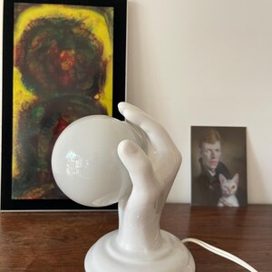 Wandlamp vintage glazen handlamp Pop Art jaren 80 Delfts witte keramische wandlamp met witte opaline bol