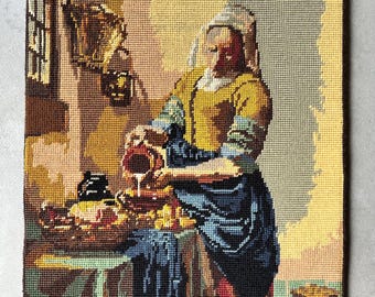 Stara, nieoprawiona reprodukcja haftu krzyżykowego obrazu Vermeera „Mleczarka”