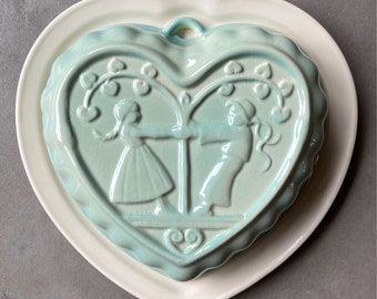 Puddingvorm keramiek hart met onderbord jaren 60 vintage lichtblauw