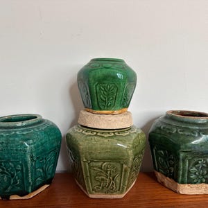 Set van 4 antieke vintage Chinese zeshoekige groene gemberpotten van Shiwan, functionele aardewerken bewaarpotten.