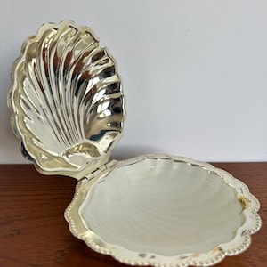 Burriera o piattino per caviale Queen Anne Mayell a forma di conchiglia con inserto in vetro, anni '60.