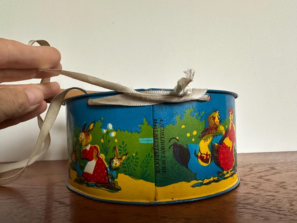 Tin Toy Childs Drum with Sticks Vintage Fifties, foto 4 di 5