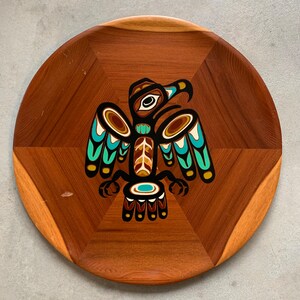 Indianerkunstwerk Legende des Adlers cederhout Red Cedar dienblad wandbord 1970's pazifischer Nordwesten handgefertigte Panorama-Produkte
