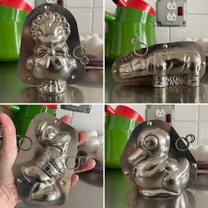 以下が含まれることがあります： ヴィンテージの金属製キャンディーモールド4個。2つはアヒルの形、1つはひよこ、もう1つは豚の形をしています。モールドは銀色で、光沢のある仕上げになっています。