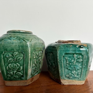 Set med 2 stora Shiwan antika vintage kinesiska sexkantiga gröna ingefärsburkar utilitaristiska stengods keramikförvaringskärl