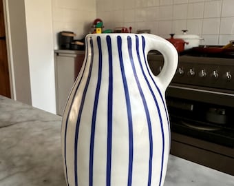 Blau-weiß gestreifte Vase