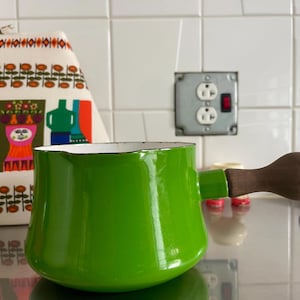 Cacerola vintage grande para calentar mantequilla, esmaltada danesa de Jens Quistgaard, Kobenstyle, rara, verde Kelly con mango de madera de teca