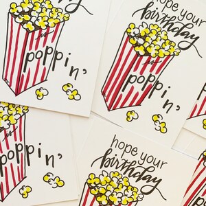 Poppin' Anniversaire | Original Handlettered Pun Design | Anniversaire d’enfant de cirque ou de film | Carte d’anniversaire vierge de pop-corn | Carte d’amoureux de film