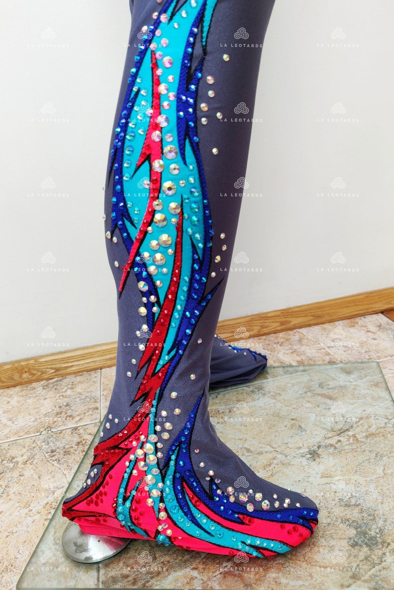 Op de afbeelding: Grijze danstights met een kleurrijk ontwerp met blauwe, turquoise en roze veren. Het ontwerp is versierd met strass.