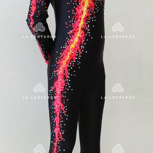 Puede incluir: Leotardo negro de manga larga con un dise&ntilde;o de llama colorido. El dise&ntilde;o presenta acentos rojos, amarillos y rosados con pedrer&iacute;a.