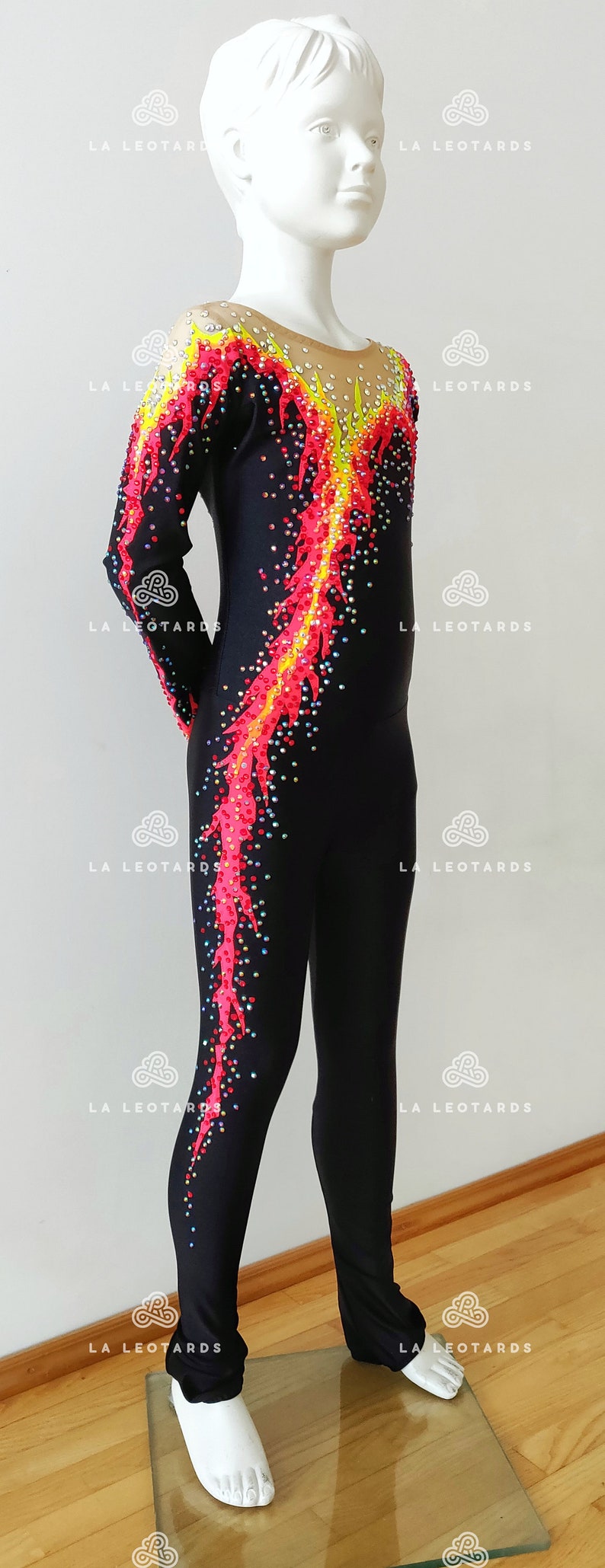 Puede incluir: Leotardo negro de manga larga con un dise&ntilde;o de llama colorido. El dise&ntilde;o presenta acentos rojos, amarillos y rosados con pedrer&iacute;a.