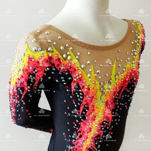 Puede incluir: Leotardo negro de manga larga y cuello redondo. El leotardo est&aacute; decorado con brillantes de colores en forma de llama.