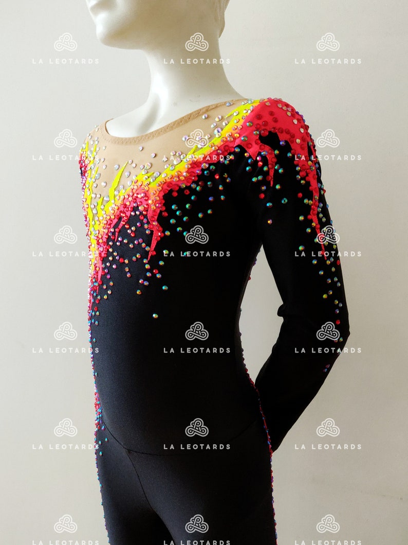 Puede incluir: Leotardo negro de manga larga con un dise&ntilde;o colorido con detalles en amarillo, rosa y rojo. El leotardo est&aacute; cubierto de pedrer&iacute;a iridiscente.